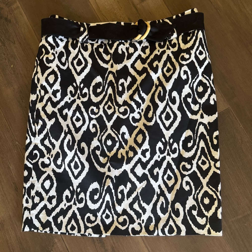 WHBM Black & White Scroll Pattern Skirt with Belt